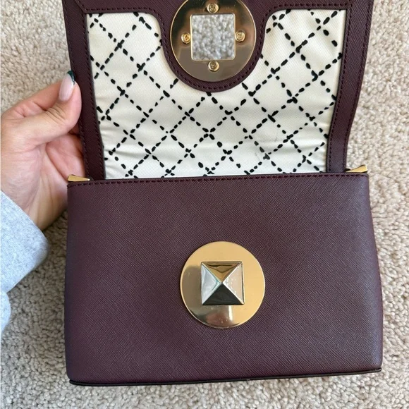 Elegant Burgundy Crossbody Bag - Picture 3 of 4